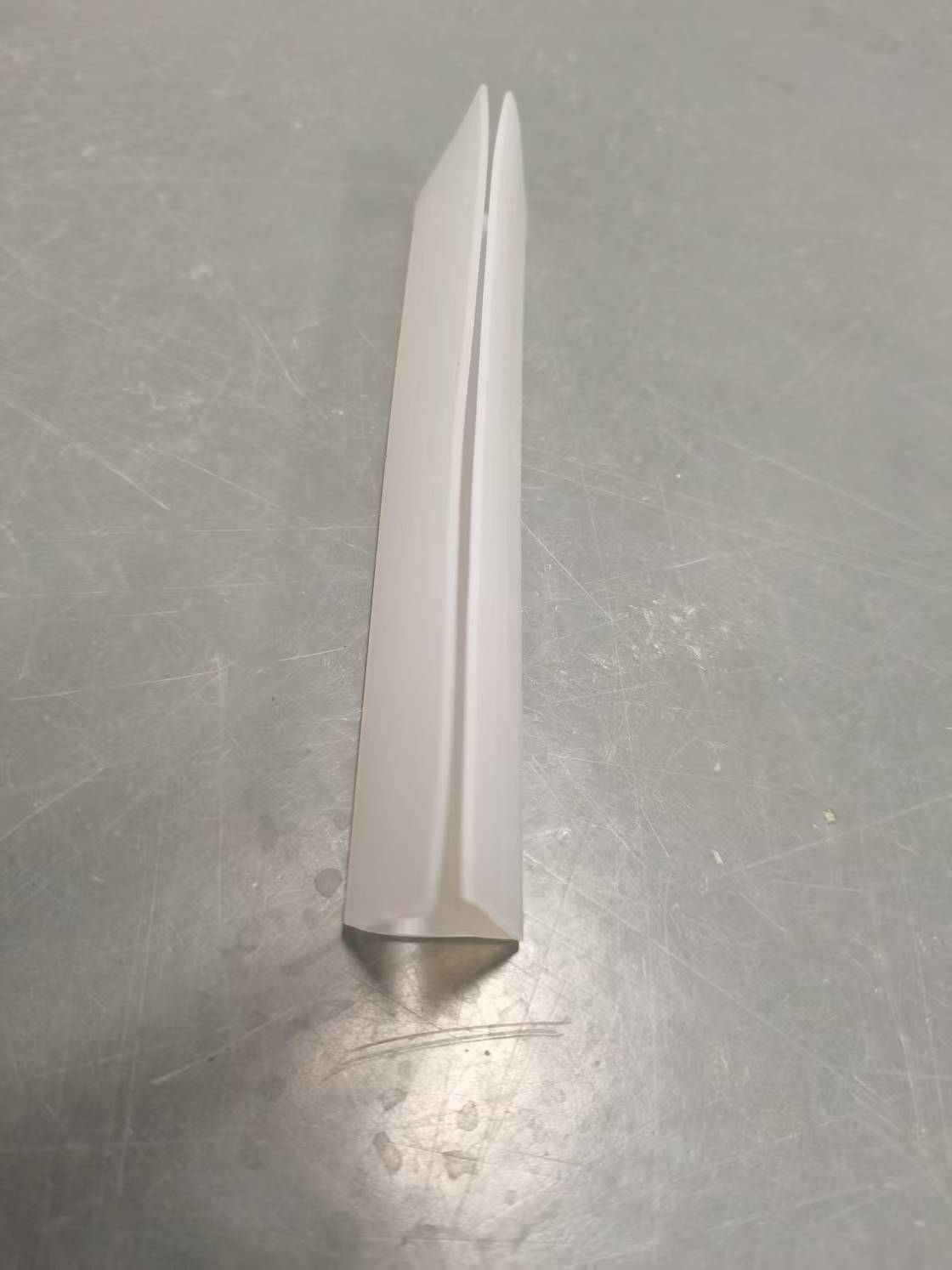 专业厂家供应硅胶异型胶条，无毒绝缘抗臭氧，在电子医疗等行业广泛应用