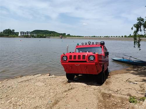 轮式全地形车通过性强，碾压灌木丛为消防队开辟救援通道。