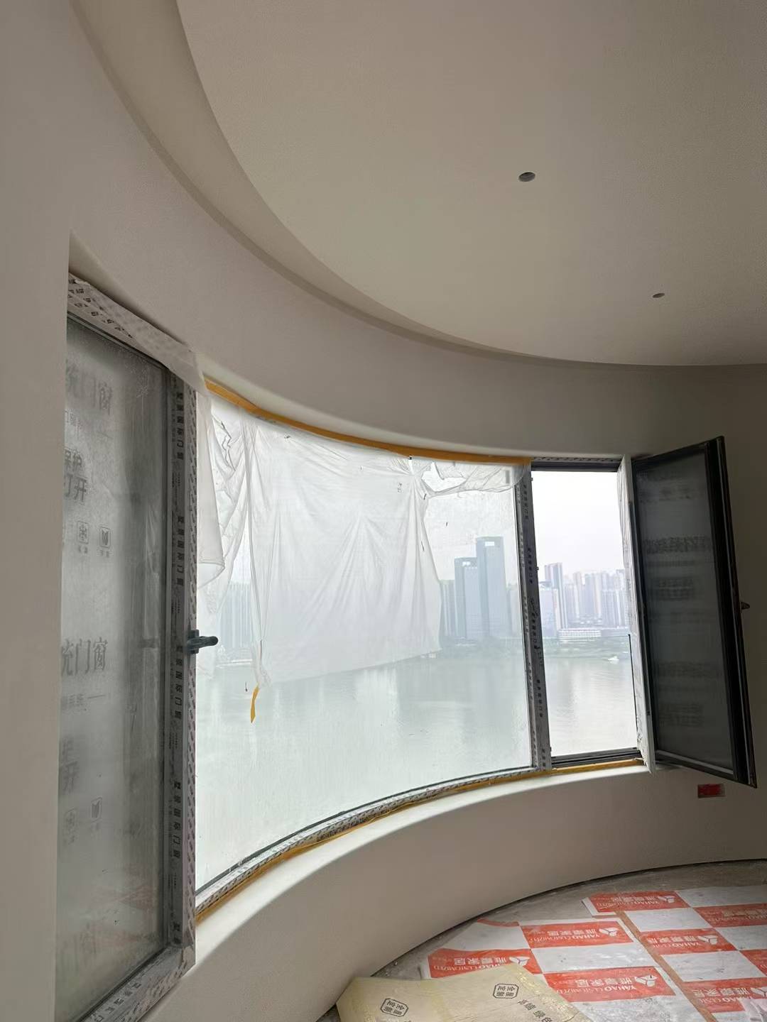 广东省惠州市惠阳淡水大亚湾哪里有定制别墅断桥铝品牌平开窗/推拉门/弧形窗/六轨悬浮窗阳台封窗