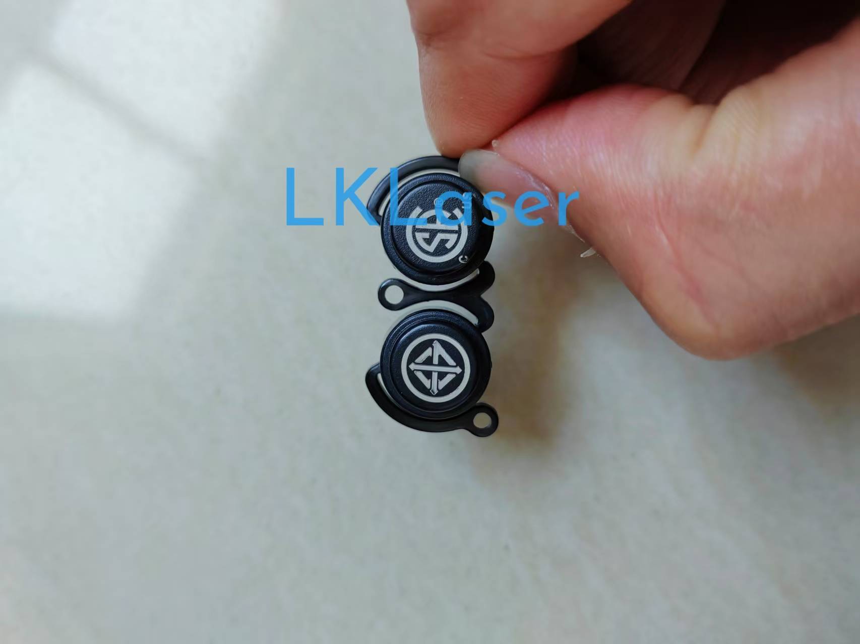 镭雕激光打标机 适用高密二维码喷码 图文导入 塑胶PA按钮 氧化层剥离 镭科激光技术推荐